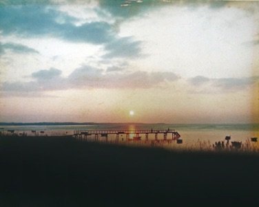 STRANDVEJEN - LYSTRUP STRAND - badebro i solnedgang. 1970erne. STRANDVEJEN - LYSTRUP STRAND - badebro i solnedgang. 1970erne.